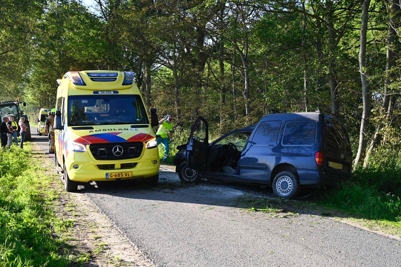 Bestelauto Rijdt Tegen Boom Op Noorderkwelweg